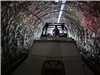 Captain steuert durch den Tunnel