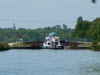 Ein Le Boat in der Schleuse